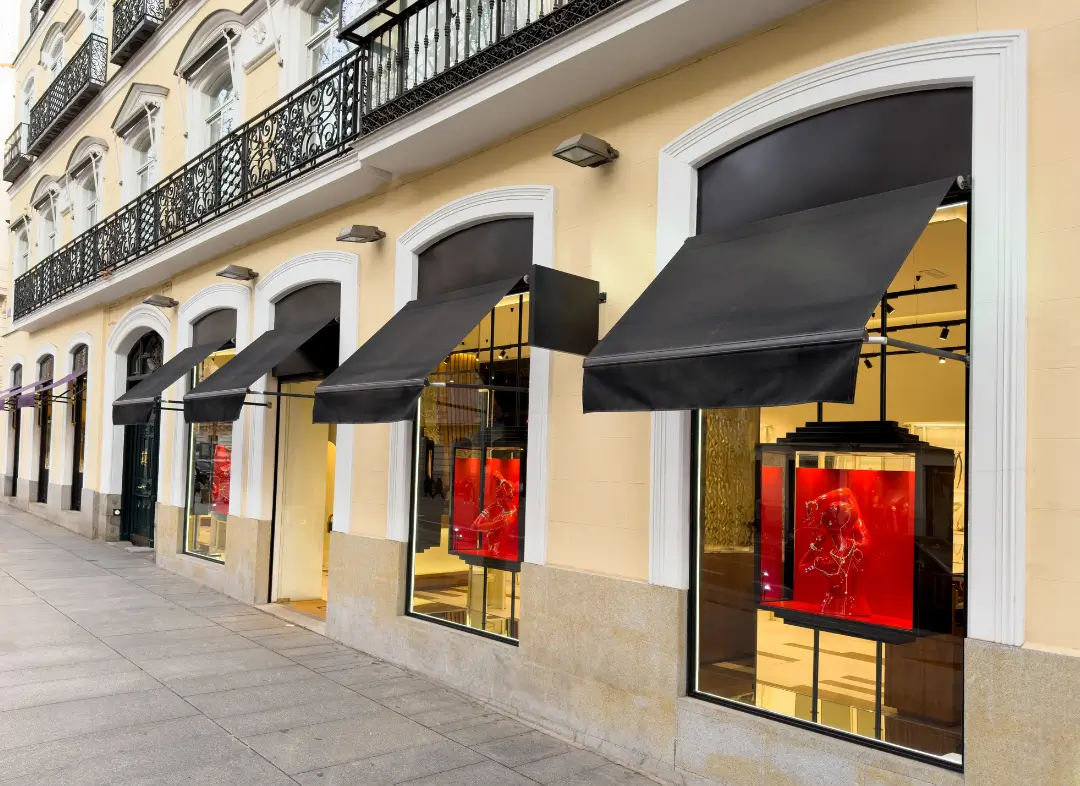 Façade vitrine de magasin en aluminium sur mesure à Harfleur